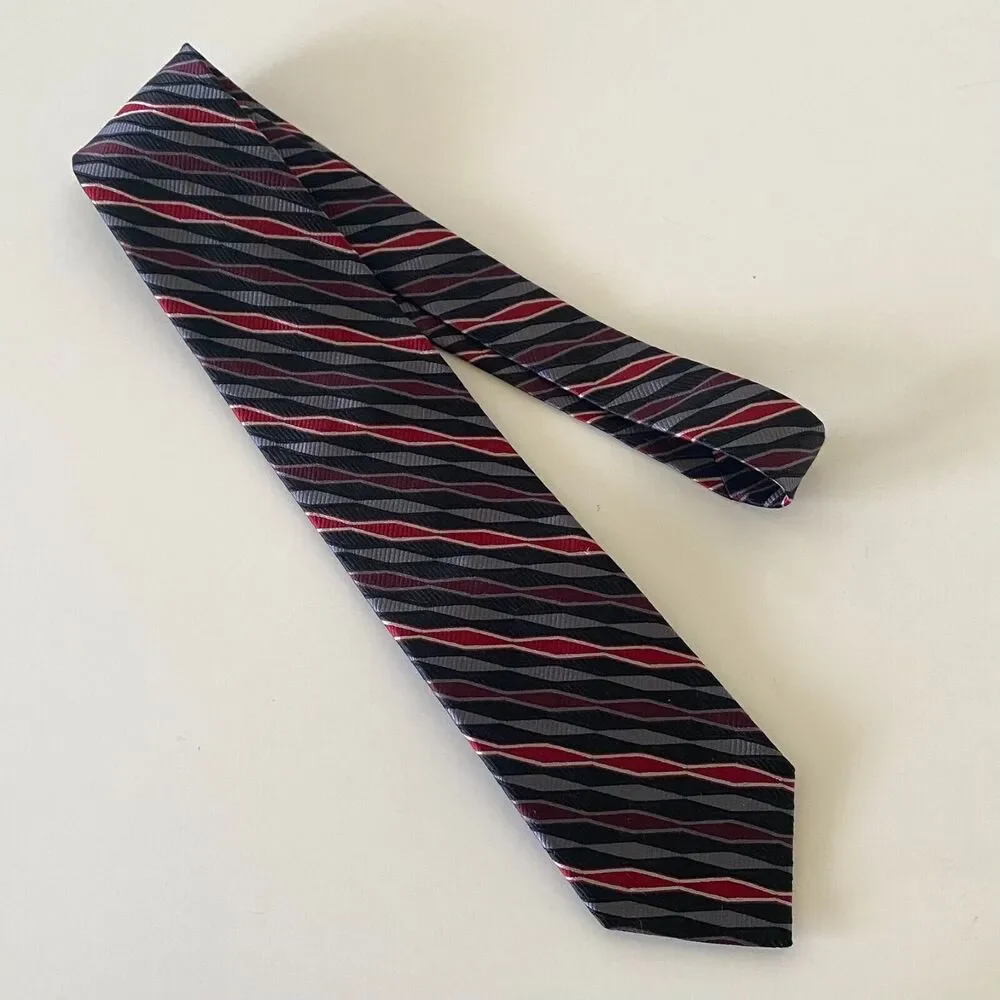 Jos. A. Bank 59” Men’s Tie 100% Silk Made‎ In Italy Red Black Gray Pattern